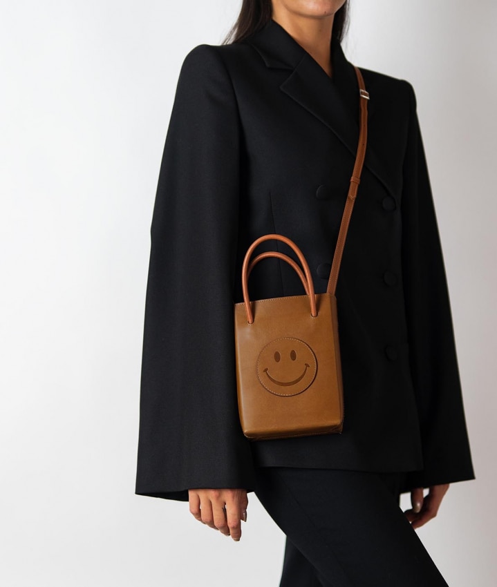 Essential Crossbody Tasche Smiley Vegetable Tanned Brown